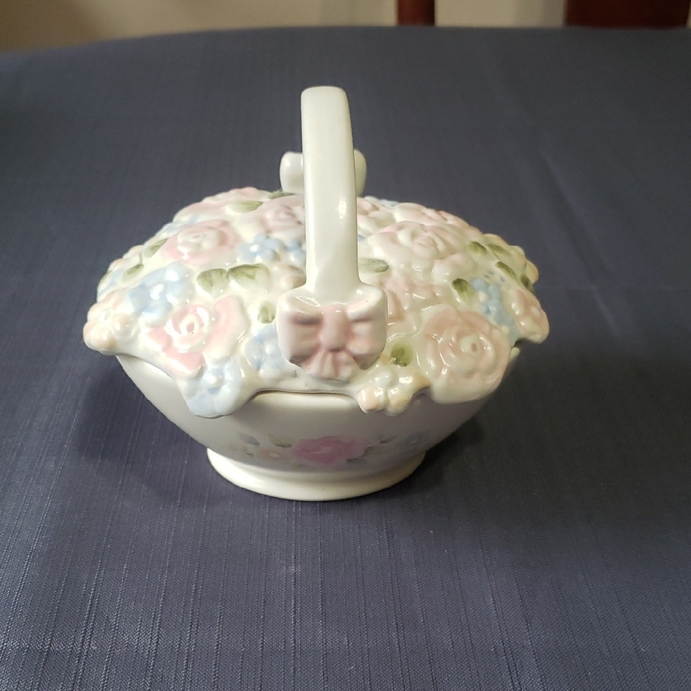Pfaltzgraff Small Covered Bowl W/Lid Flower Basket Tea Rose. 6" X 4.5".